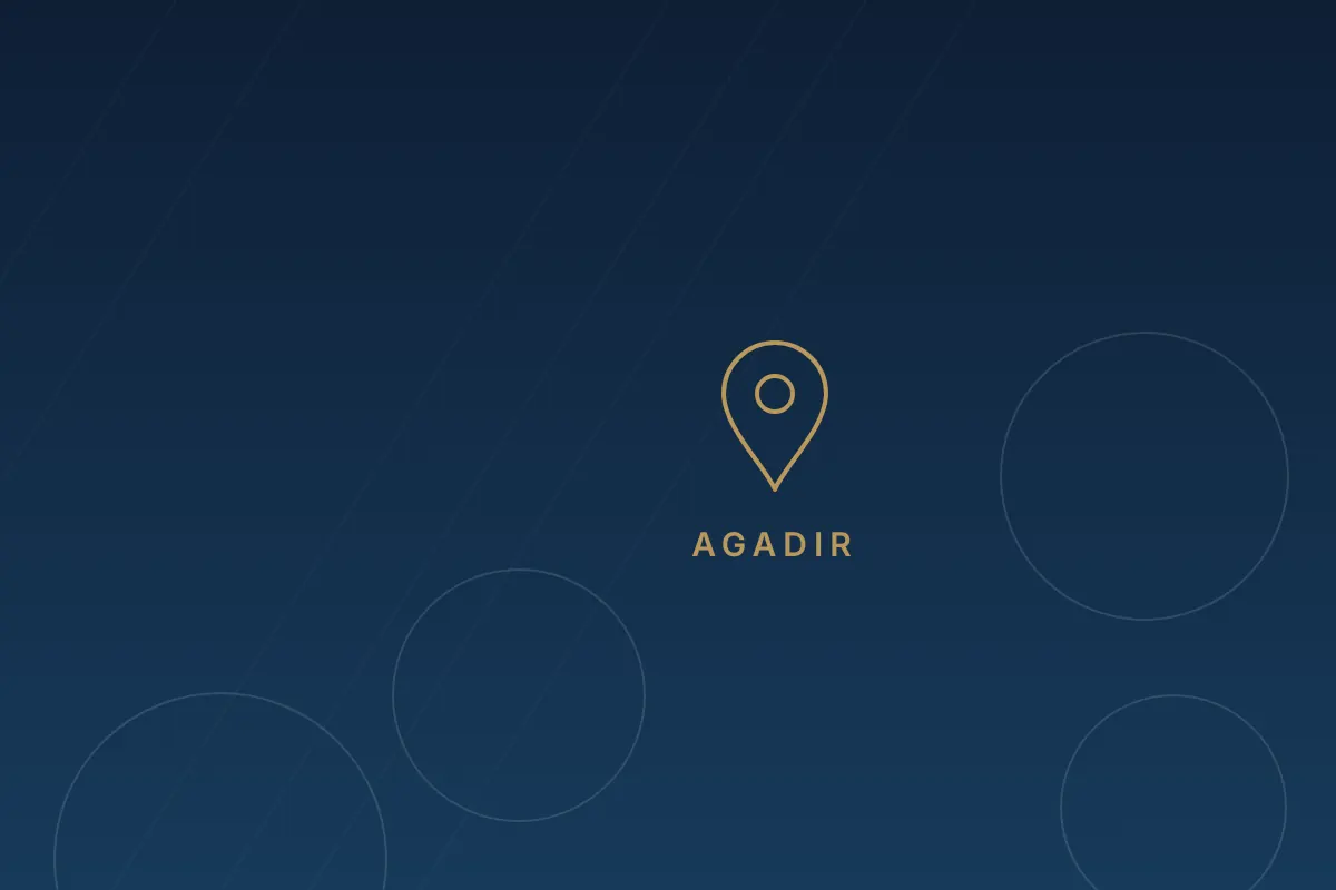 Illustration d'un repère de localisation doré accompagné de la mention Agadir