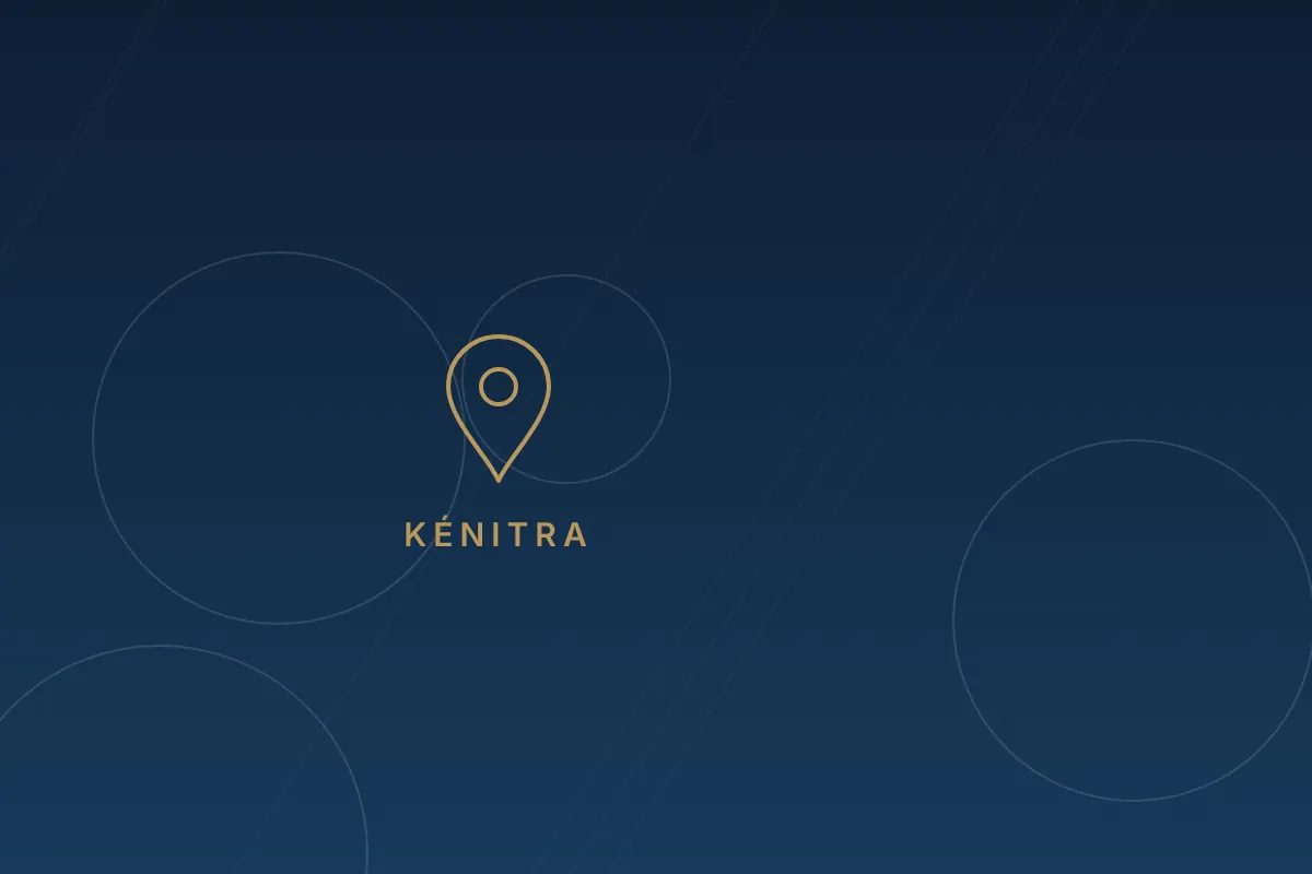 Illustration d'un repère de localisation doré accompagné de la mention Kénitra