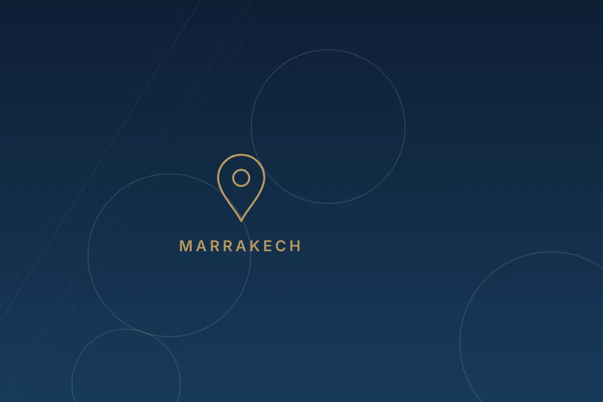Illustration d'un repère de localisation doré accompagné de la mention Marrakech